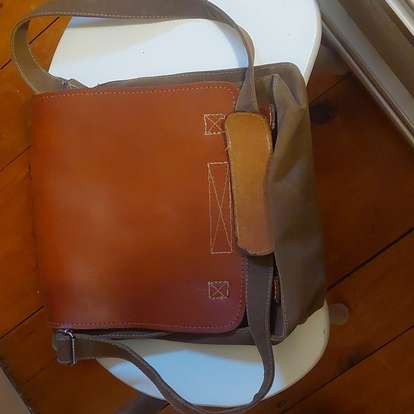 Mountain Leather Design Cross Body Bag - Picture 1 of 9